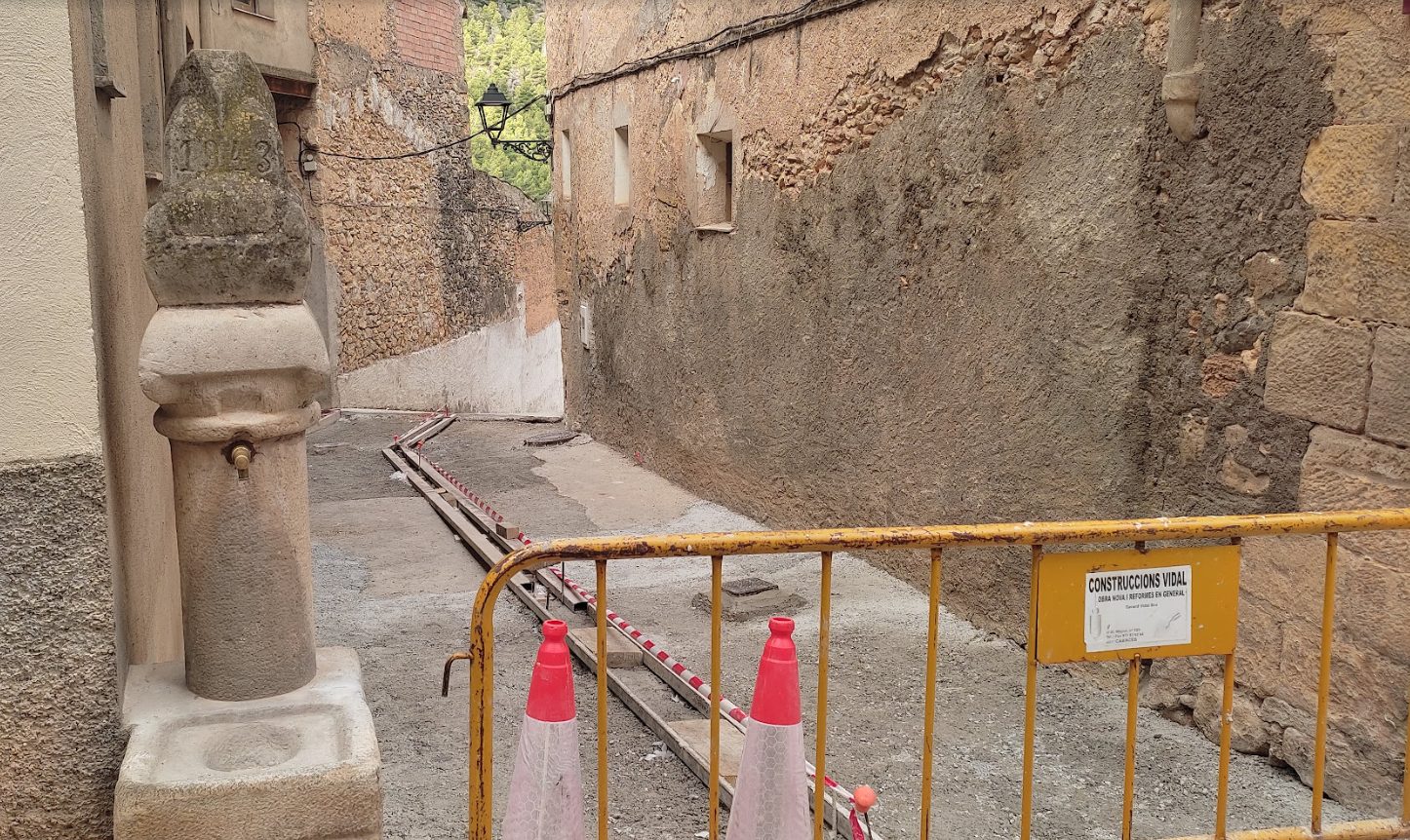 Les obres del carrer Montsià no contemplen el trasllat de la font del Mulo