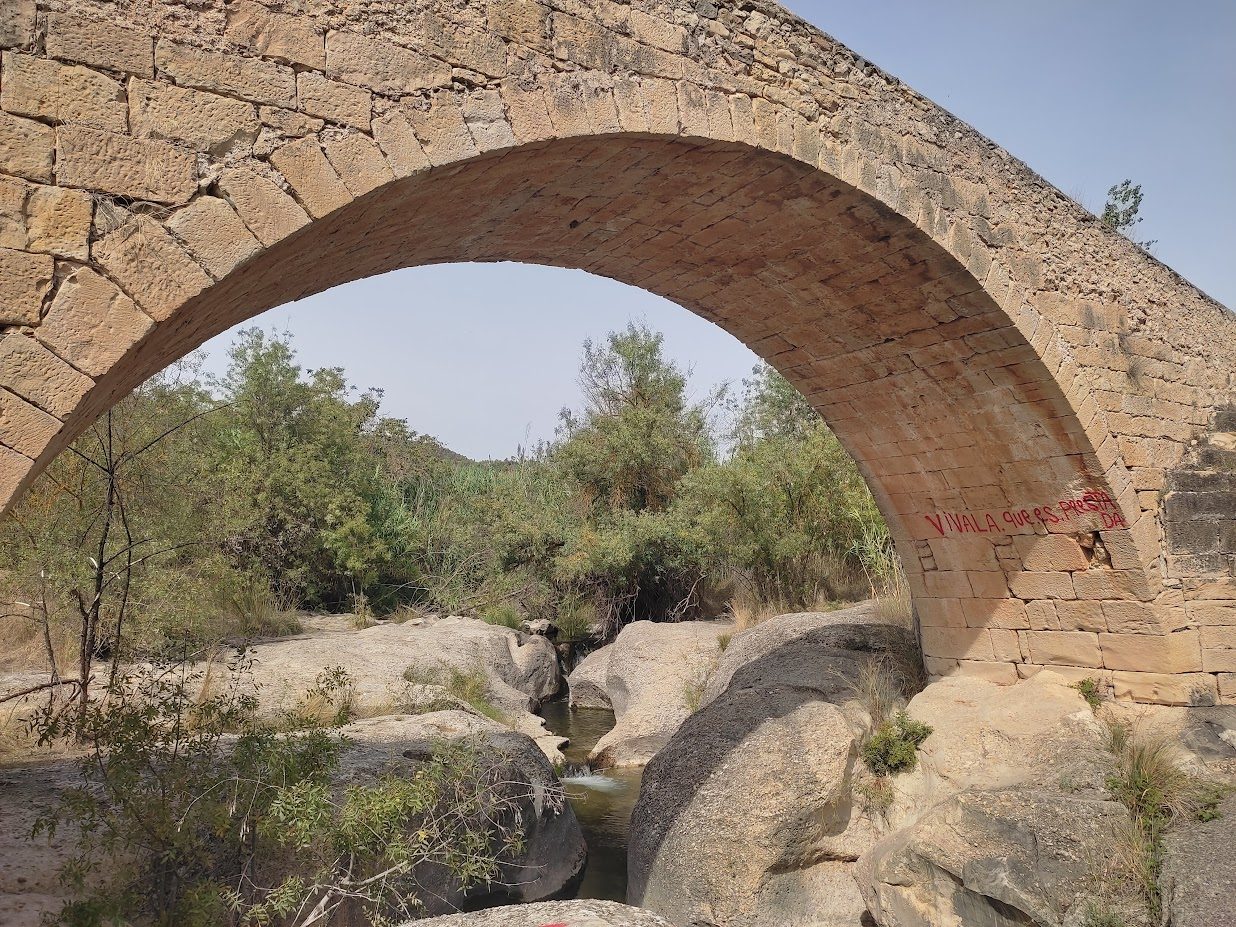 Junts denuncia les guixades del Pont Vell als Mossos i demana ajuda a Patrimoni Cultural per restaurar-lo
