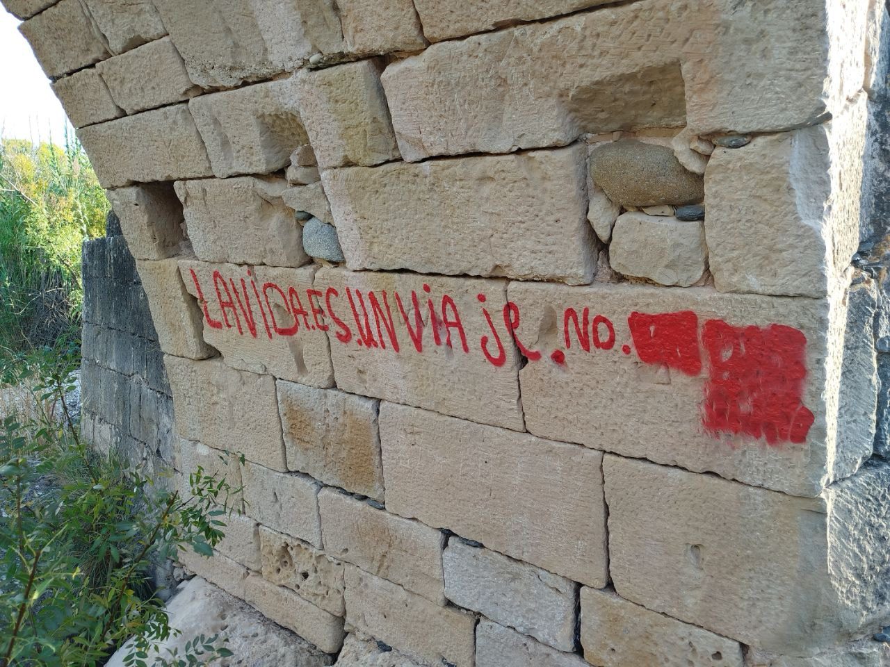 Vandalitzen el Pont Vell amb guixades