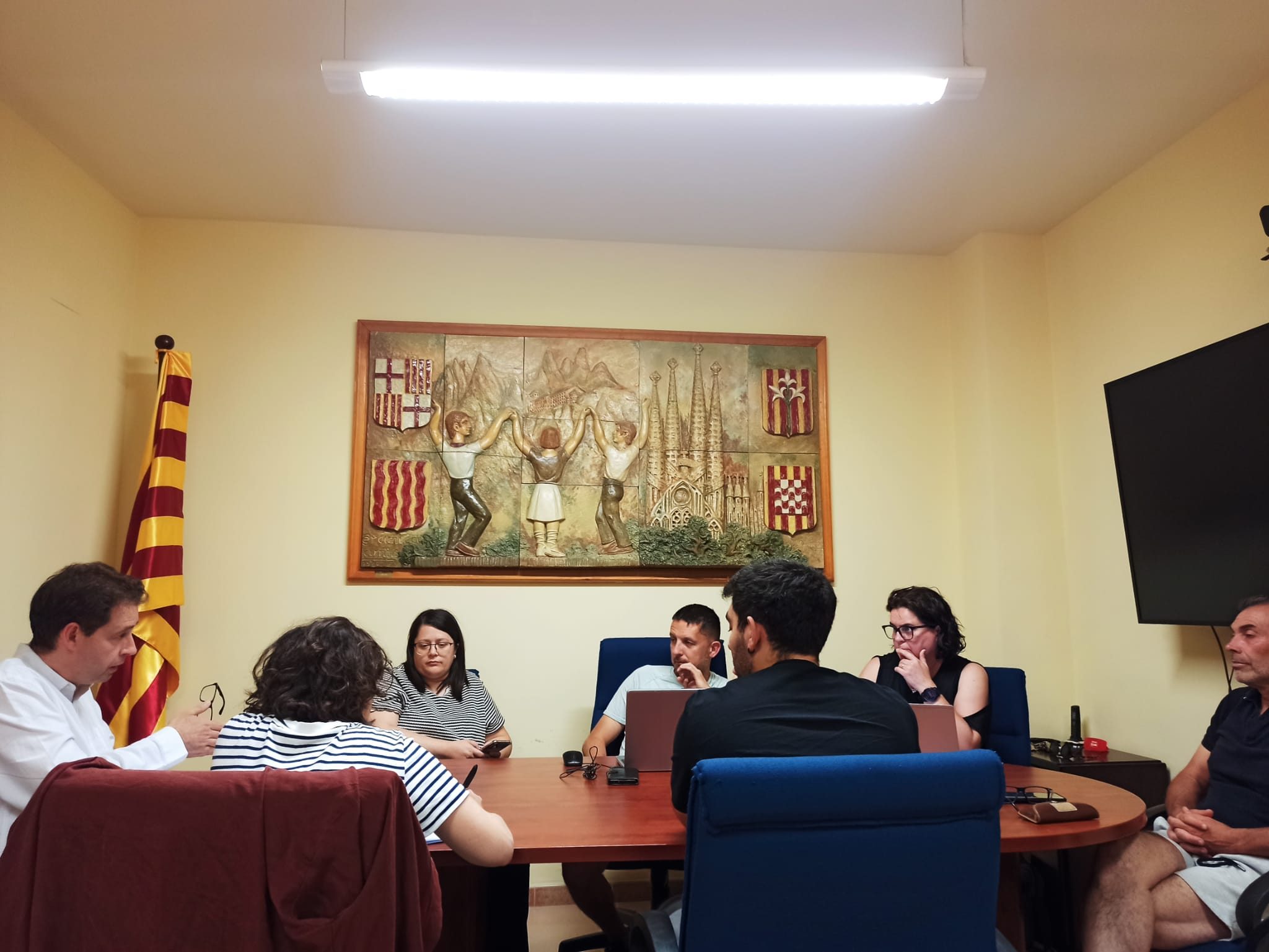 El ple de l’Ajuntament de Cabassers aprova la convocatòria d’una consulta popular per decidir la ubicació de la pista de pàdel
