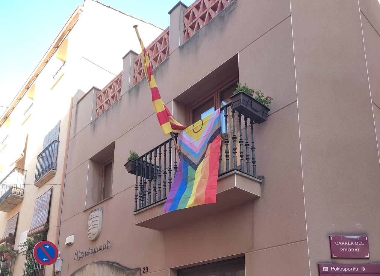 L’Ajuntament de Cabassers penja la bandera de l’orgull LGTBIQ+
