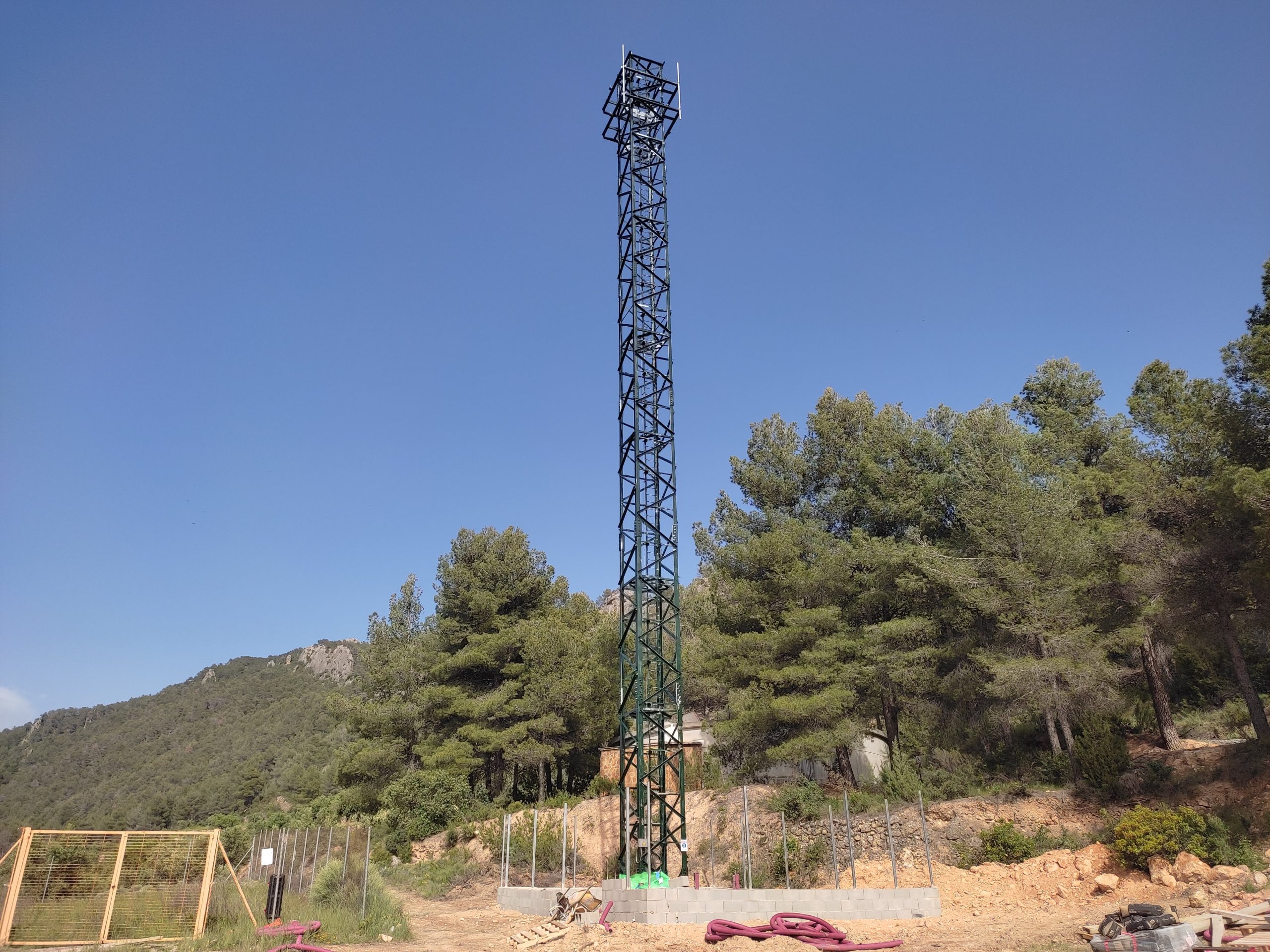 Cabassers recupera la plena cobertura mòbil amb la posada en marxa de la nova antena definitiva
