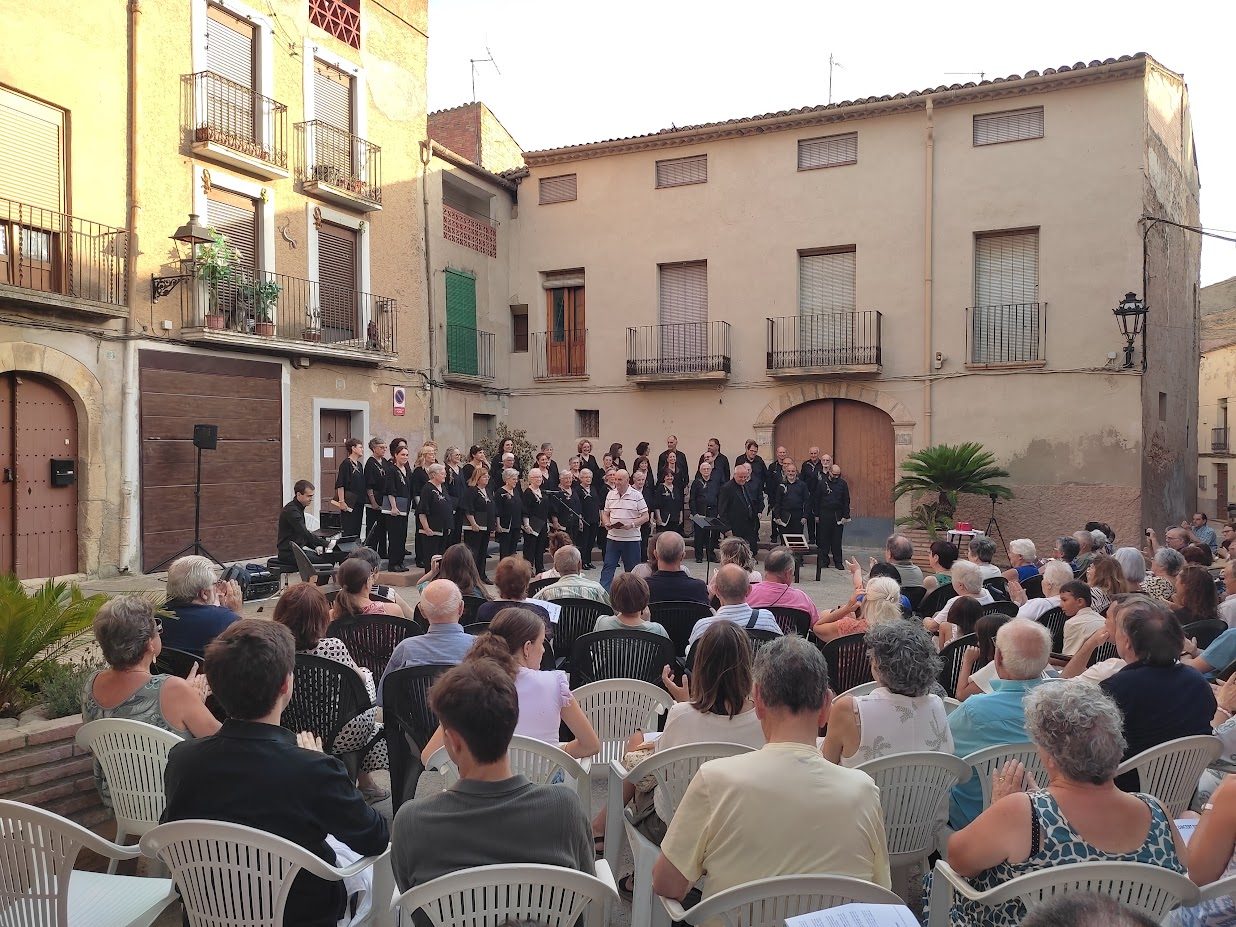 La plaça del Sitjar acull un emotiu concert d’estiu de la coral Cancators