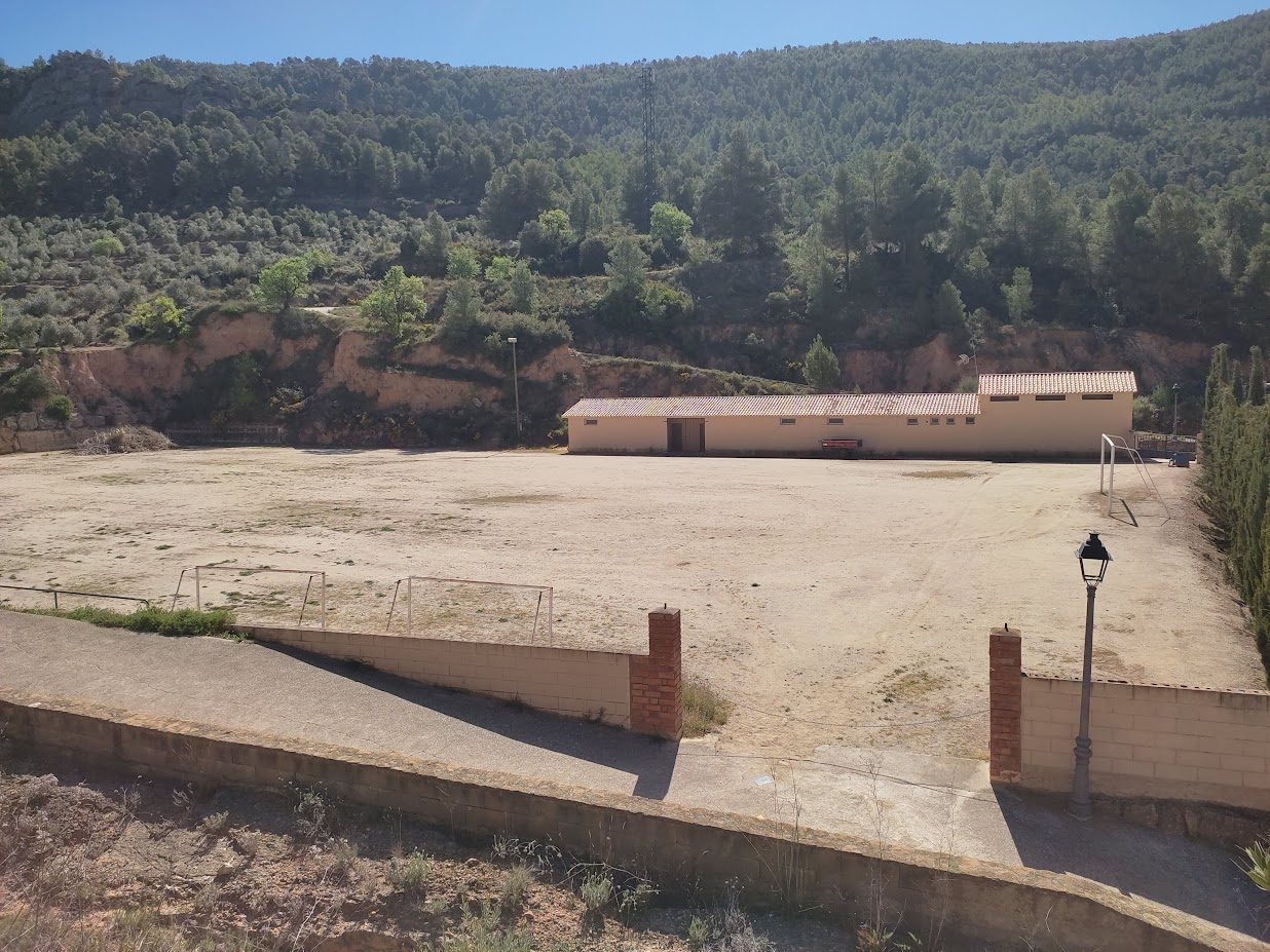 L’Ajuntament de Cabassers convoca una reunió informativa i una enquesta ciutadana sobre la ubicació de la nova pista de pàdel