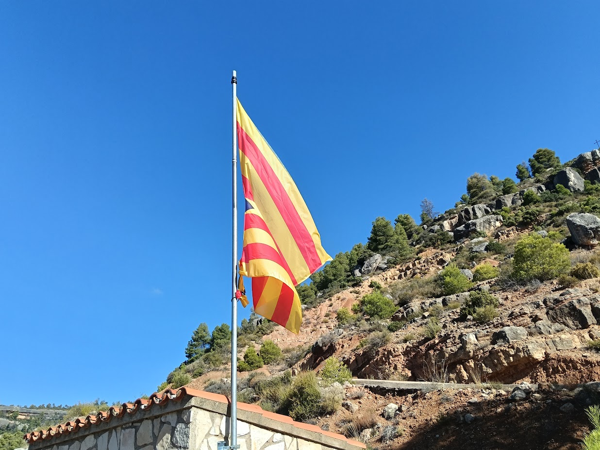 Tallen el triangle i l’estrella de l’estelada del mirador